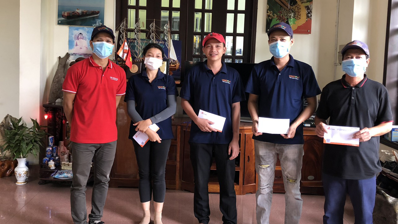 Binh Duong factory gives support gifts to employees with difficult circumstances