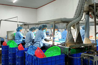 Quy Nhon factory increases production to overcome difficulties in rain and flood