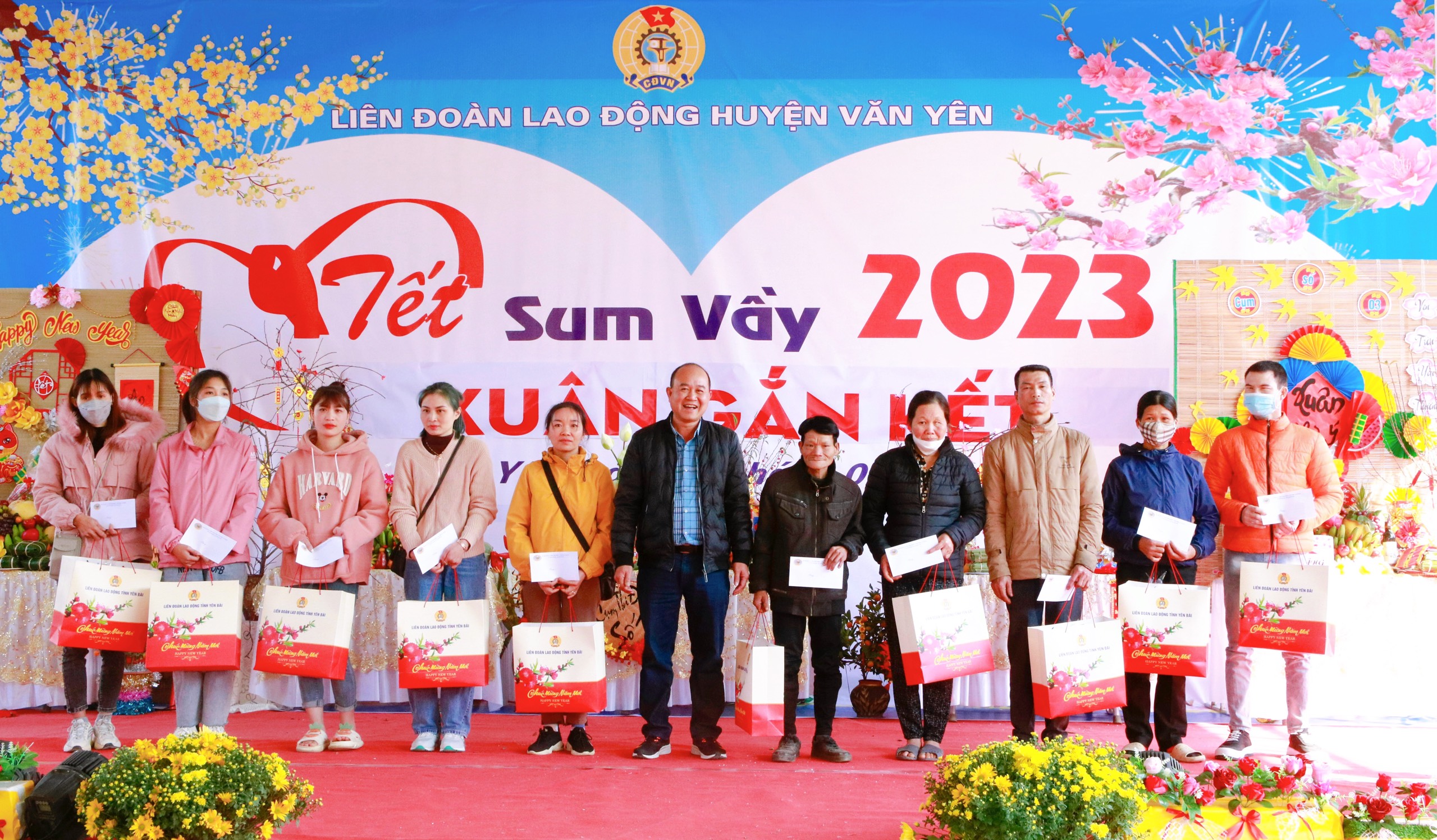 Farmers in Van Yen - Yen Bai received Tet gifts from Visimex