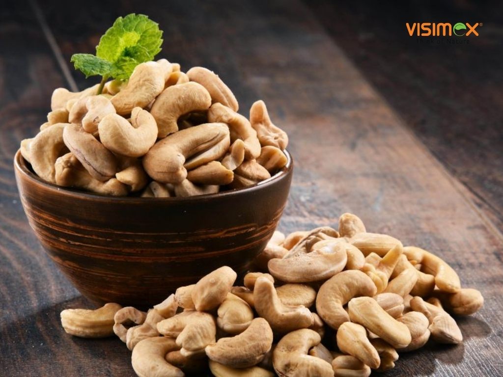 How to Eat Cashews the Right Way
